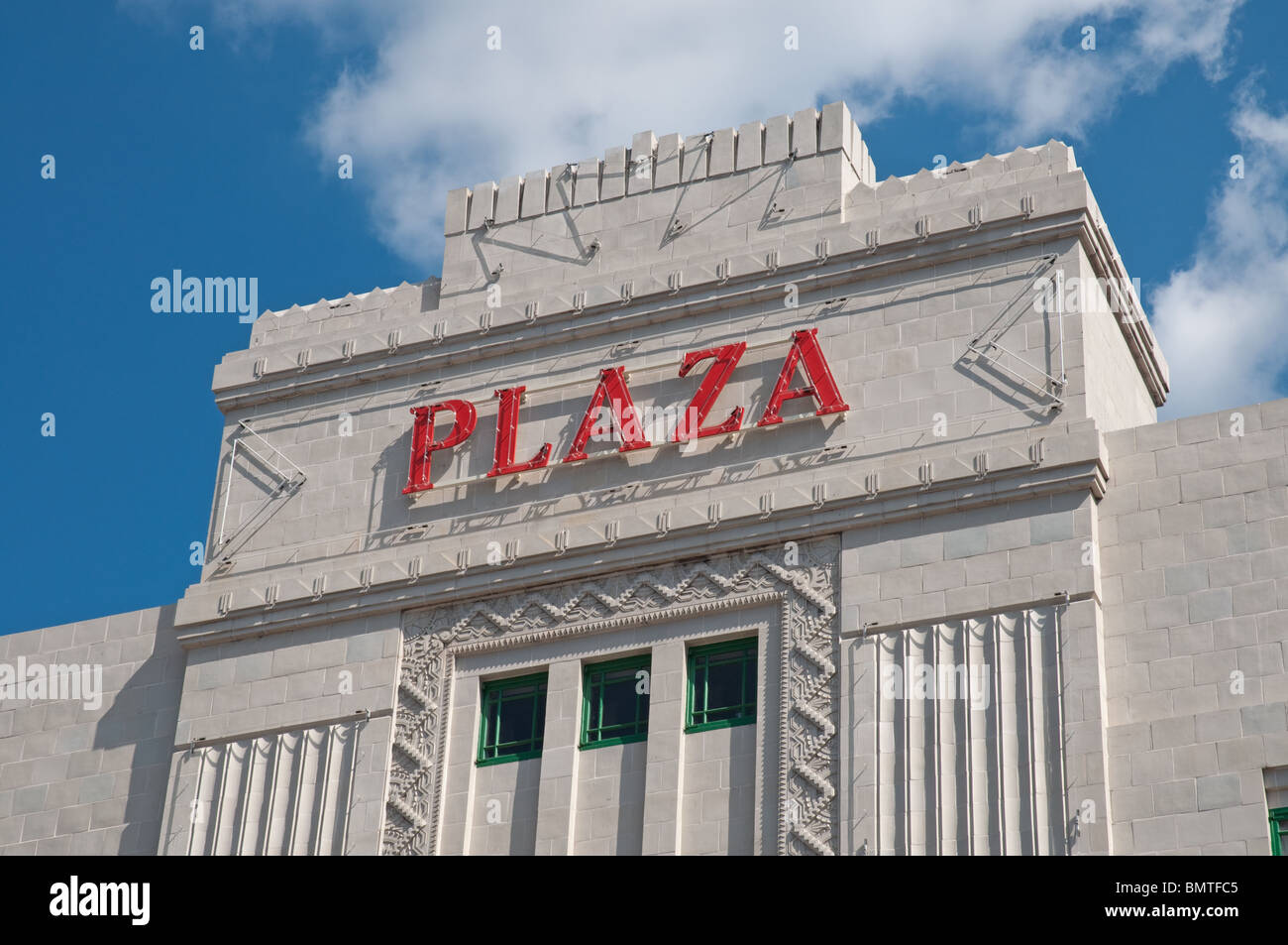 Il Plaza Stockport, aperto nel 1932, l'art deco cinema e teatro dell'architetto W. Thornley è una Grade II * listed building. Foto Stock