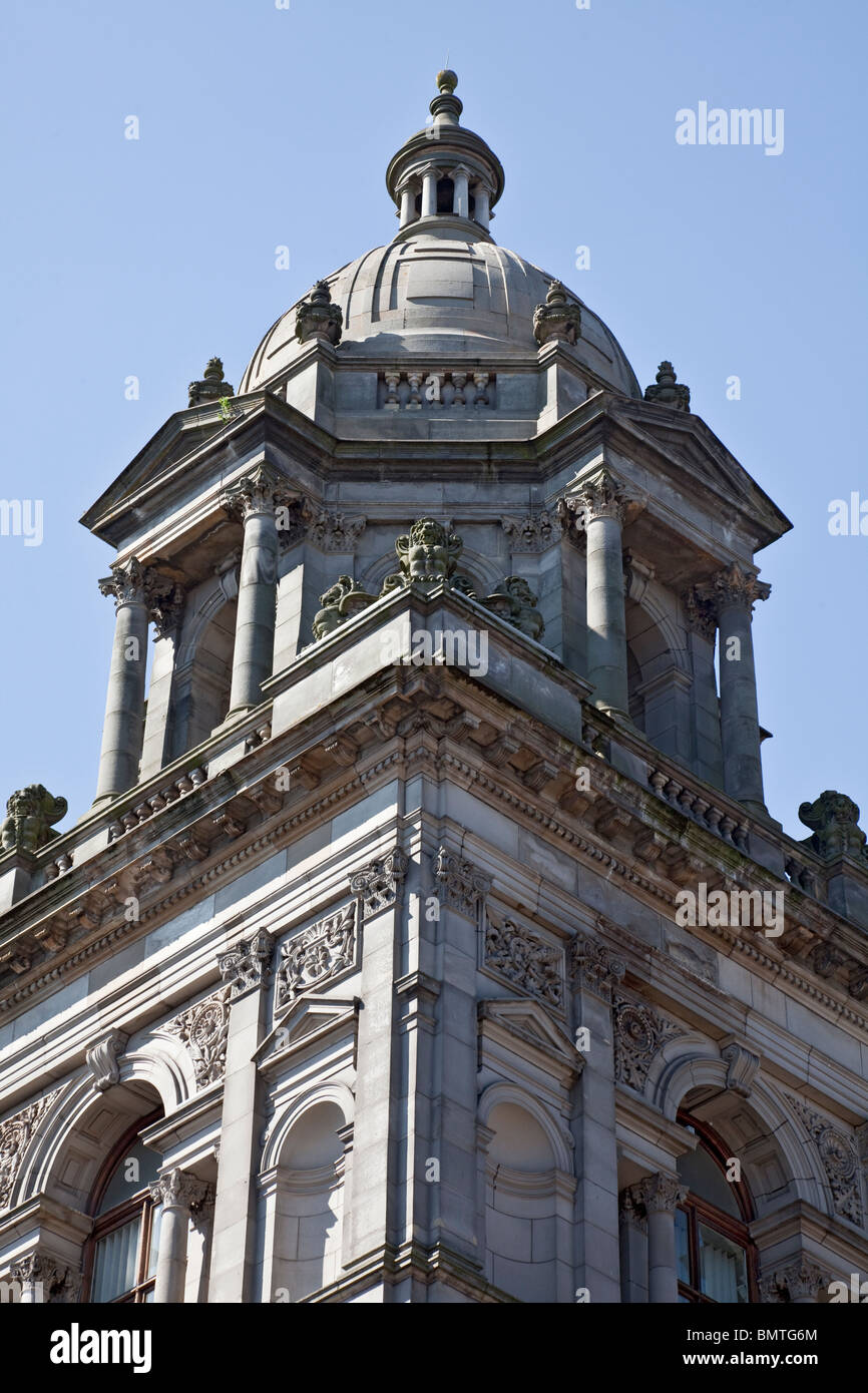 Dettagli architettonici di un angolo del Glasgow City Chambers in George Square Foto Stock