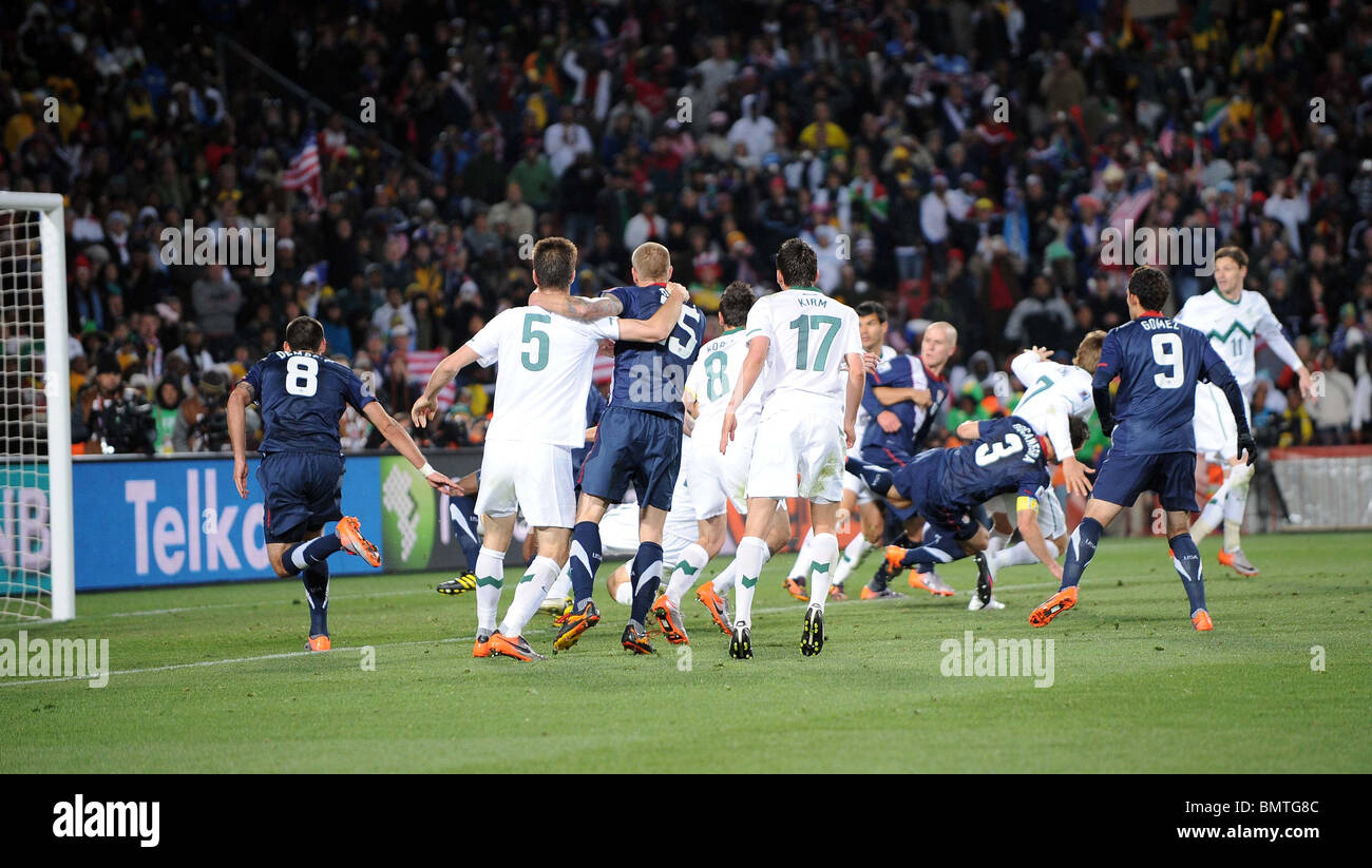 CARLOS BOCANEGRA DETENUTE E L OBIETTIVO DELLA SLOVENIA V USA ELLIS PARK SOUTH AFRICA 18 Giugno 2010 Foto Stock