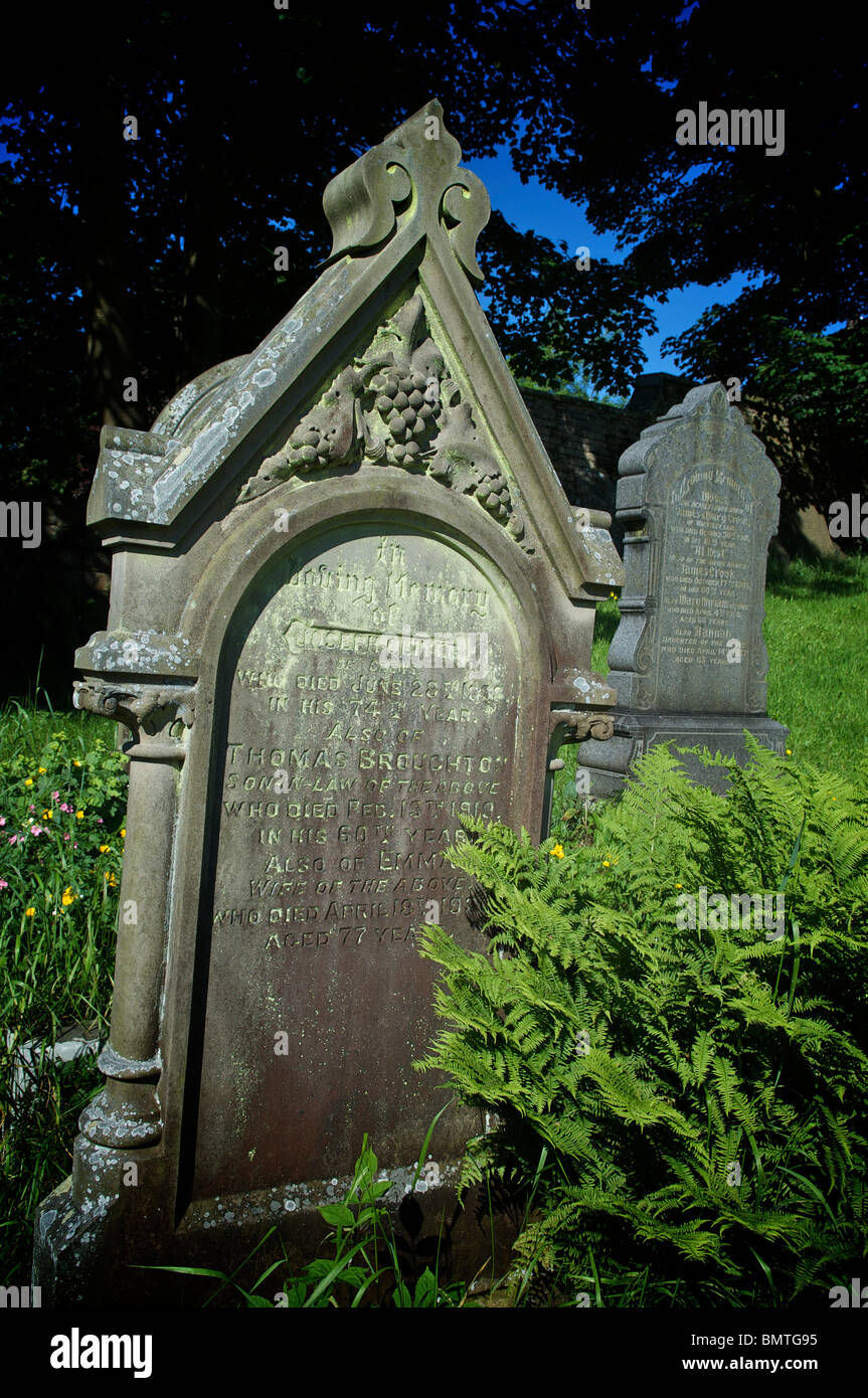 Creepy old grave headstone in St Mary's sagrato,Newchurch in Pendle,Lancashire, Regno Unito Foto Stock