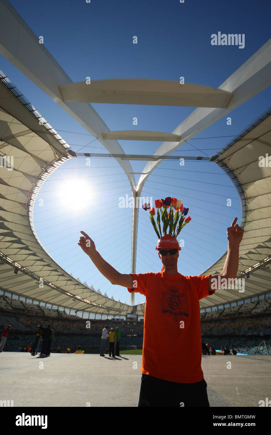 I Tulipani sul cappello di ventola OLANDESE PAESI BASSI V GIAPPONE DURBAN STADIUM DURBAN SUD AFRICA 19 Giugno 2010 Foto Stock