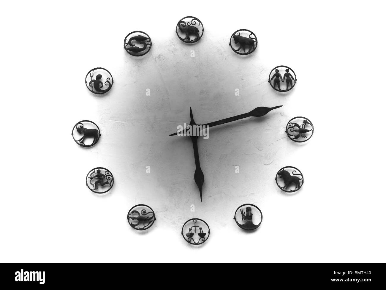 Grande orologio costruito in una parete, un quadrante è eseguito da segni zodiacali. Foto Stock