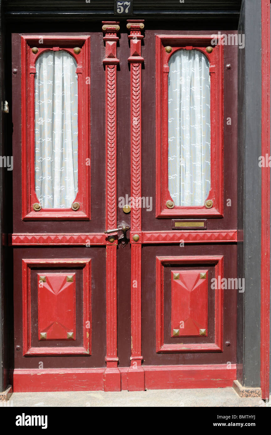 Dekorative rote Holztür mit Gardine, Goslar, Deutschland. - Decorative rosso porta in legno con tenda, Goslar, Repubblica federale di Germania. Foto Stock