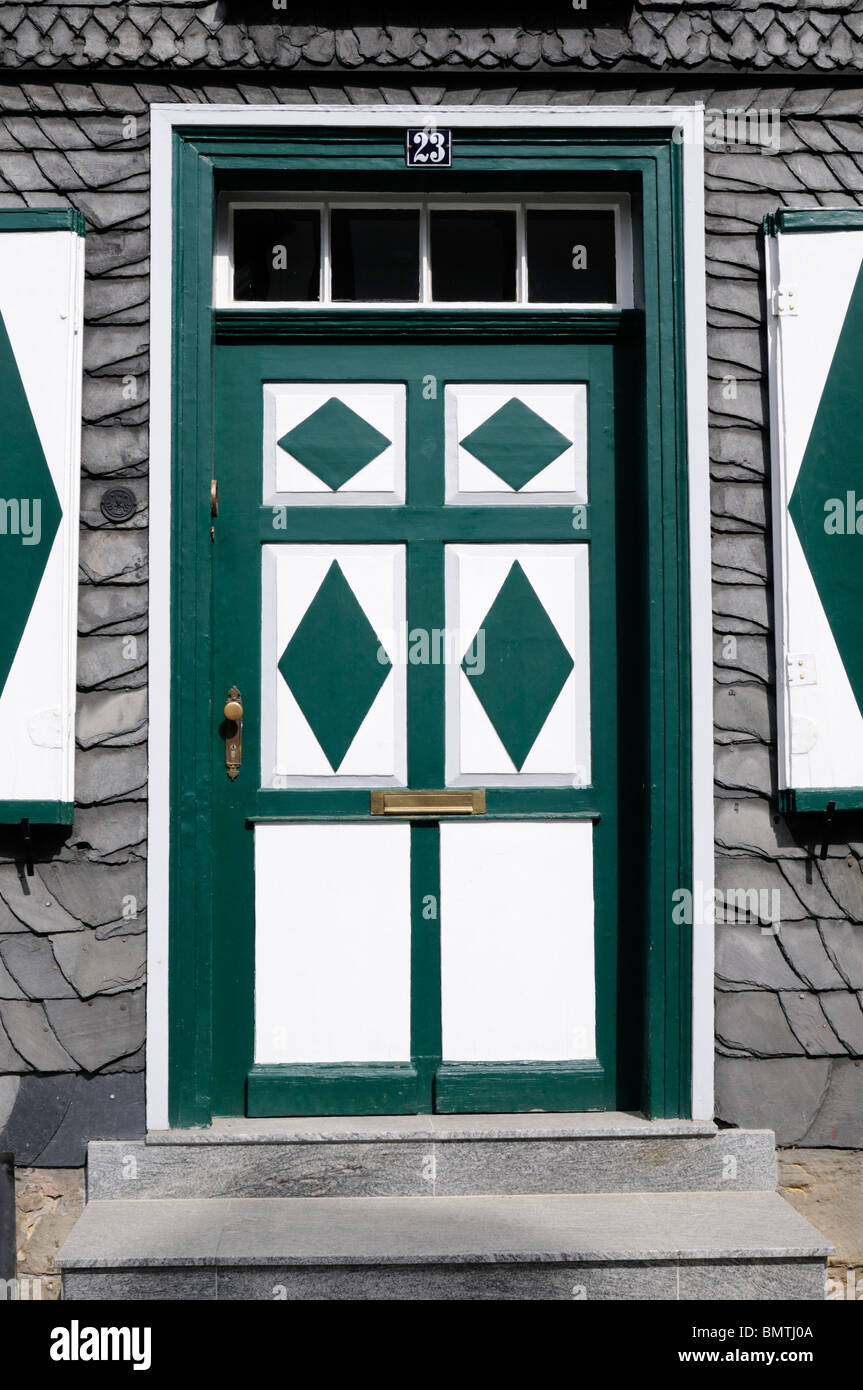 Dekorative Haustür, Farben grün weiß, Goslar, Deutschland. - Decorative porta anteriore, colori colori verde bianco, Goslar, Repubblica federale di Germania. Foto Stock