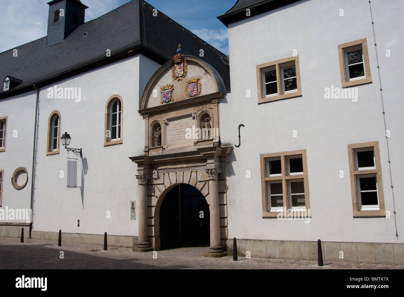 Arco di passaggio ampie finestre casa aristocratica del percorso Foto Stock