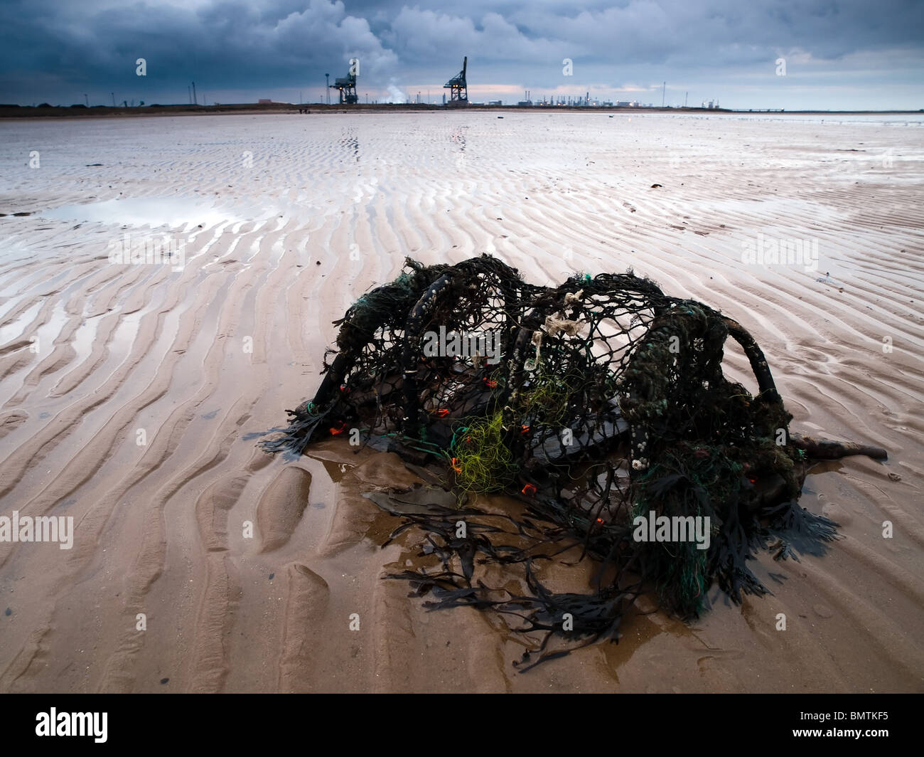 Vecchio lobster pot sulla spiaggia di sabbia di crusca in Tees estuario Foto Stock