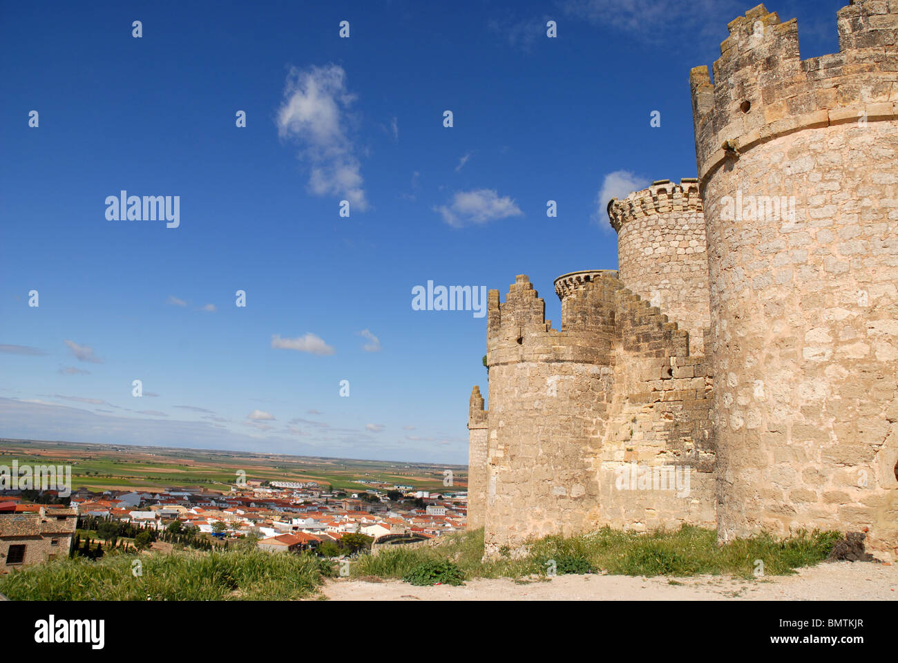 Vista della città e pianure da Belmonte Castello, Belmonte, Provincia Cuenca, Castilla la Mancha, in Spagna Foto Stock