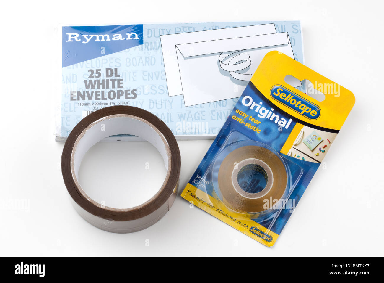 Pack di Ryman 25 DL buste bianche ,parcel nastro e sellotape Foto Stock