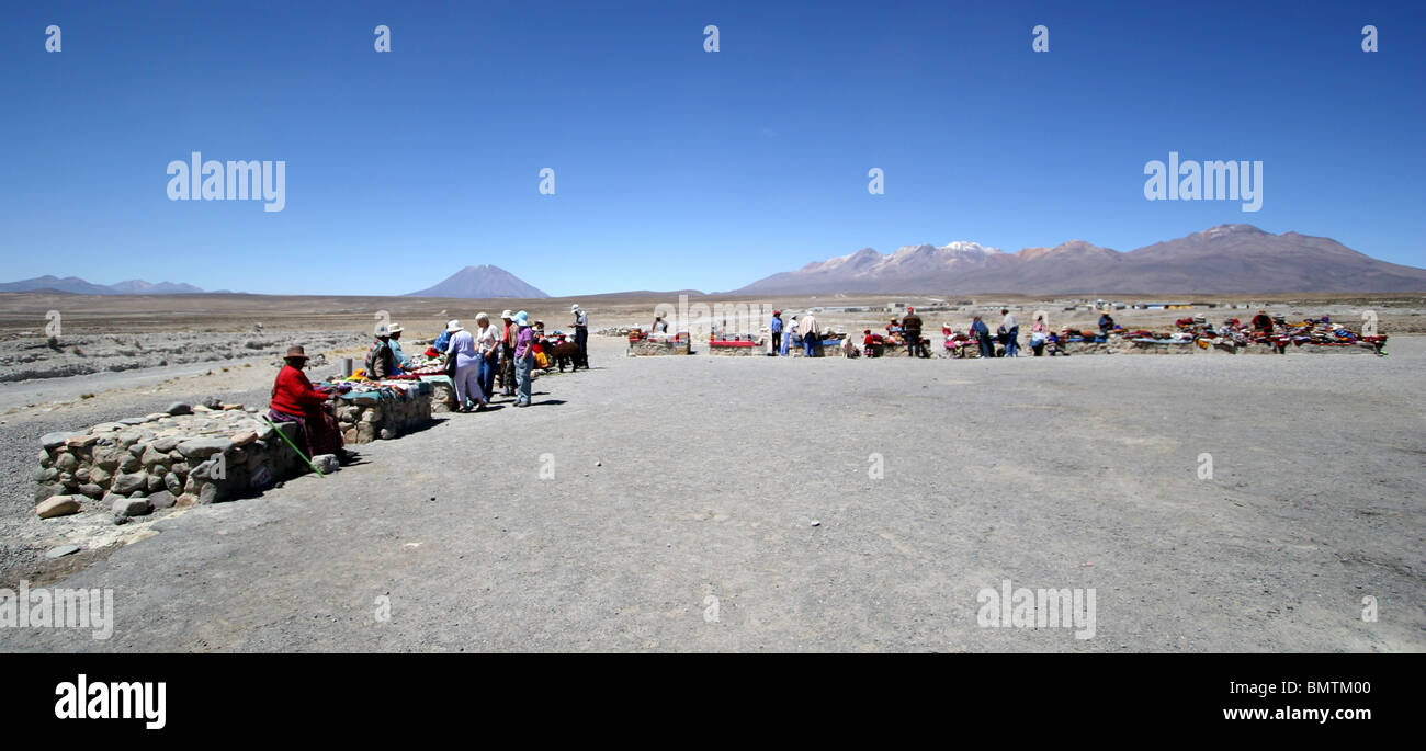 Un piccolo mercato con El Misti vulcano sullo sfondo, sulla strada per il Canyon del Colca nei pressi di Arequipa, Perù, Sud America. Foto Stock