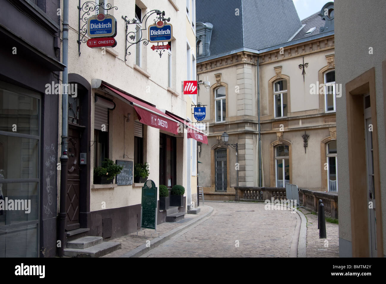 Strada stretta città vecchia case bianche pareti center Foto Stock