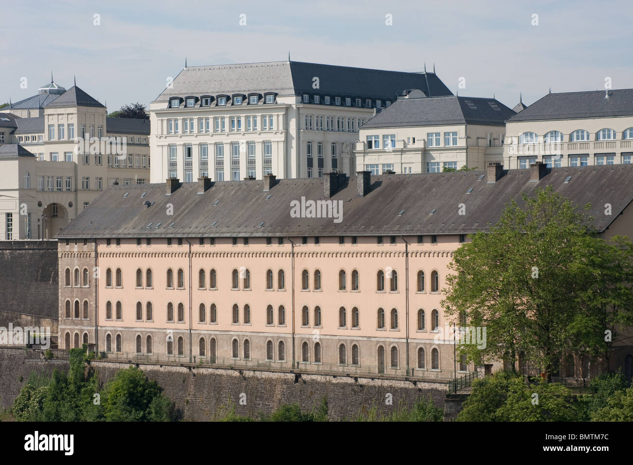 Alberi case appartamenti moderno design classico Foto Stock