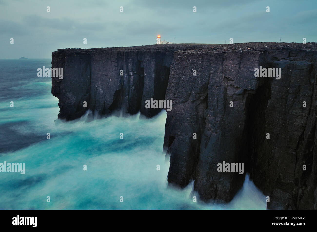 Dove l'Oceano Atlantico incontra la terra - Esha Ness ligthhouse, Northmavine, Shetland Foto Stock