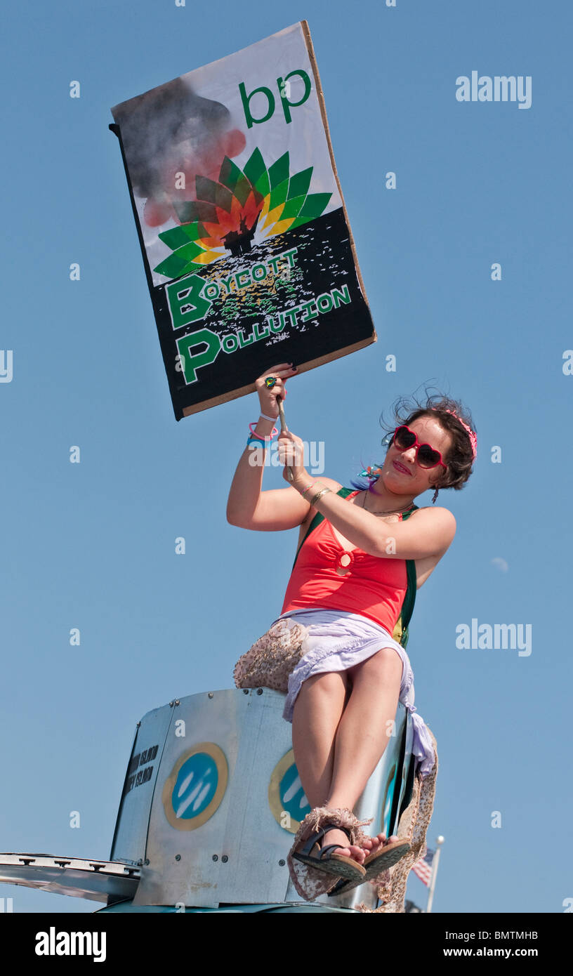 Attivista boicottando BP sulla cima di un galleggiante a Coney Island Mermaid Parade di Brooklyn - Giugno 19, 2010 Foto Stock