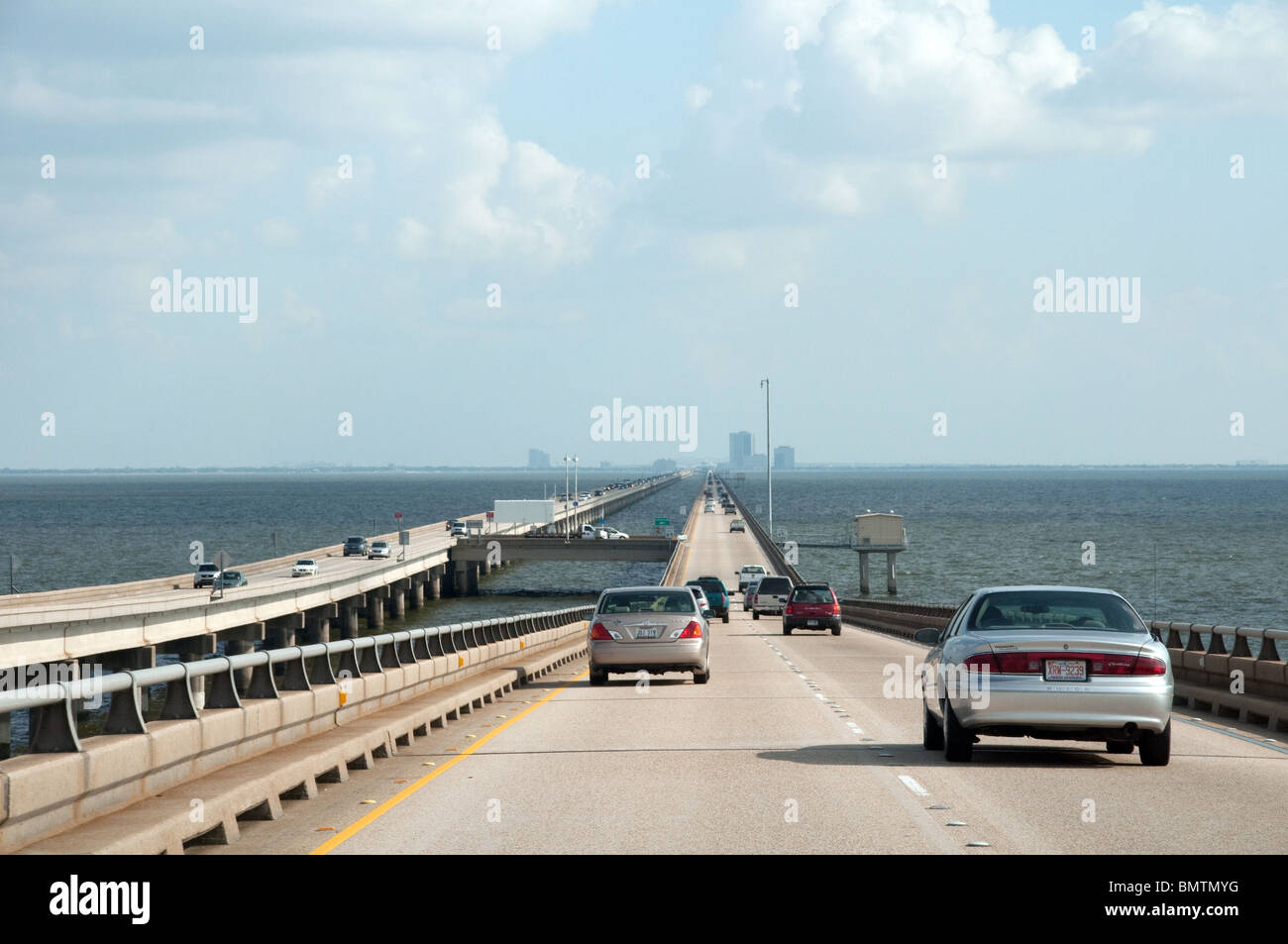 Cars driving in direzione sud sulla strada rialzata sopra il lago Pontchartrain con Metairie, un sobborgo di New Orleans, in lontananza, Louisiana, Stati Uniti. Foto Stock