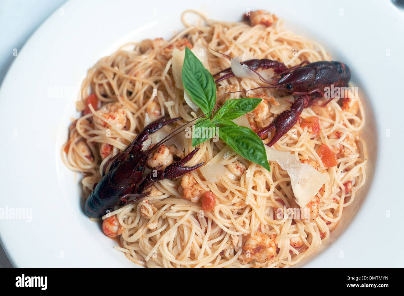 L'aragosta Pomodoro pasta - Louisiana code di gamberi di fiume, pomodori e basilico fresco e aglio si lancia con capellini. Una ricetta Cajun. Foto Stock