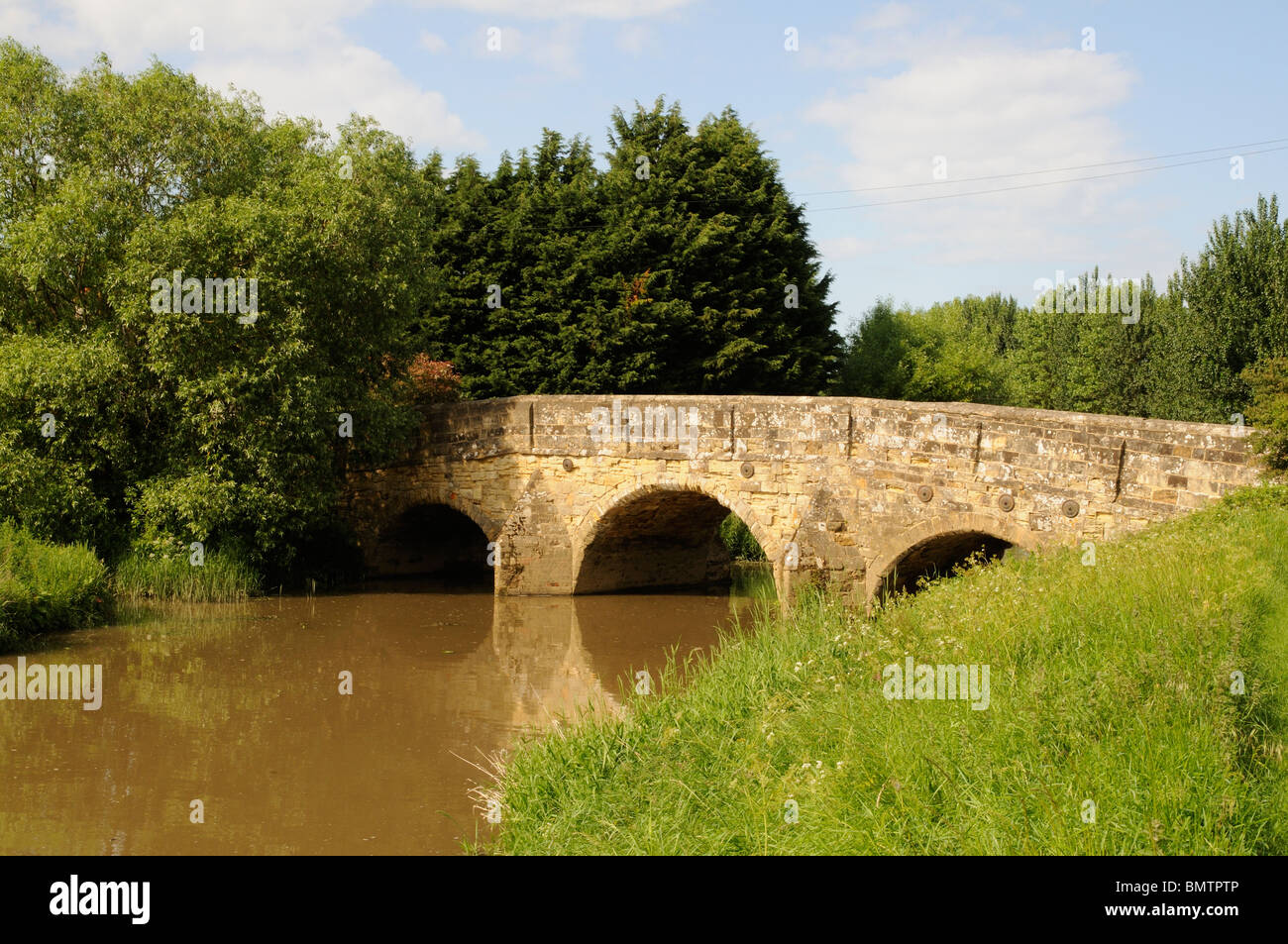 Vecchio roadbridge attraversando il fiume Rother a Newenden Cranbrook sulla east sussex Kent county border England Regno Unito Foto Stock