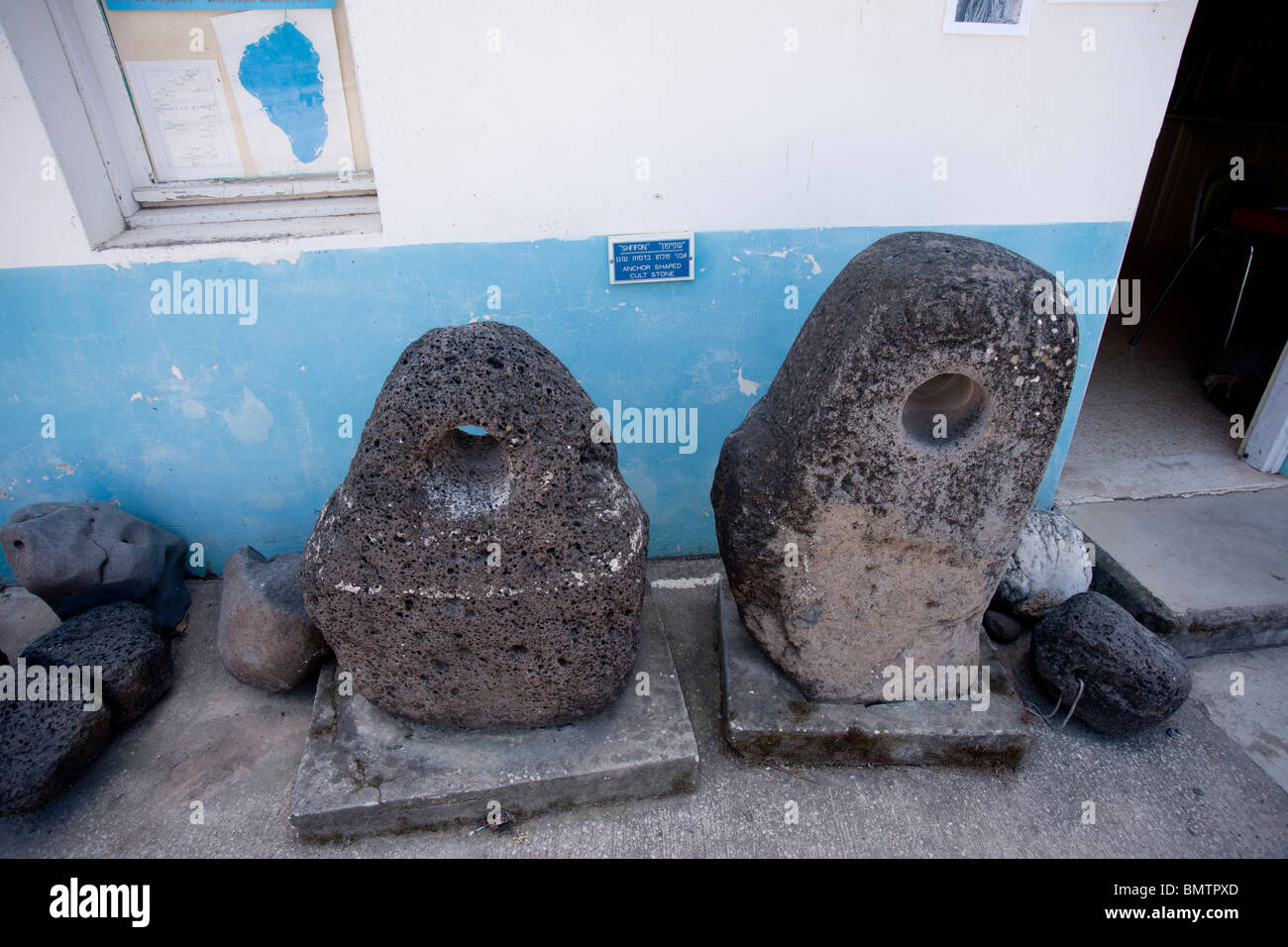 Israele, il Mare di Galilea e il Museo della Pesca, Anchor House, ancoraggio sagomato pietre di culto Foto Stock