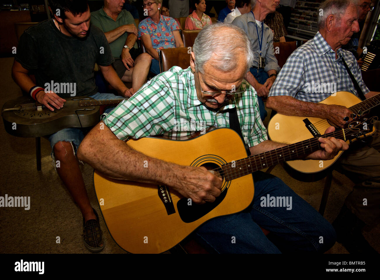 Gli uomini la riproduzione di chitarre al settimanale di musica Cajun jam session che si tiene ogni Sabato mattina a partire dal 1966 presso Marc Savoy Music Center Foto Stock