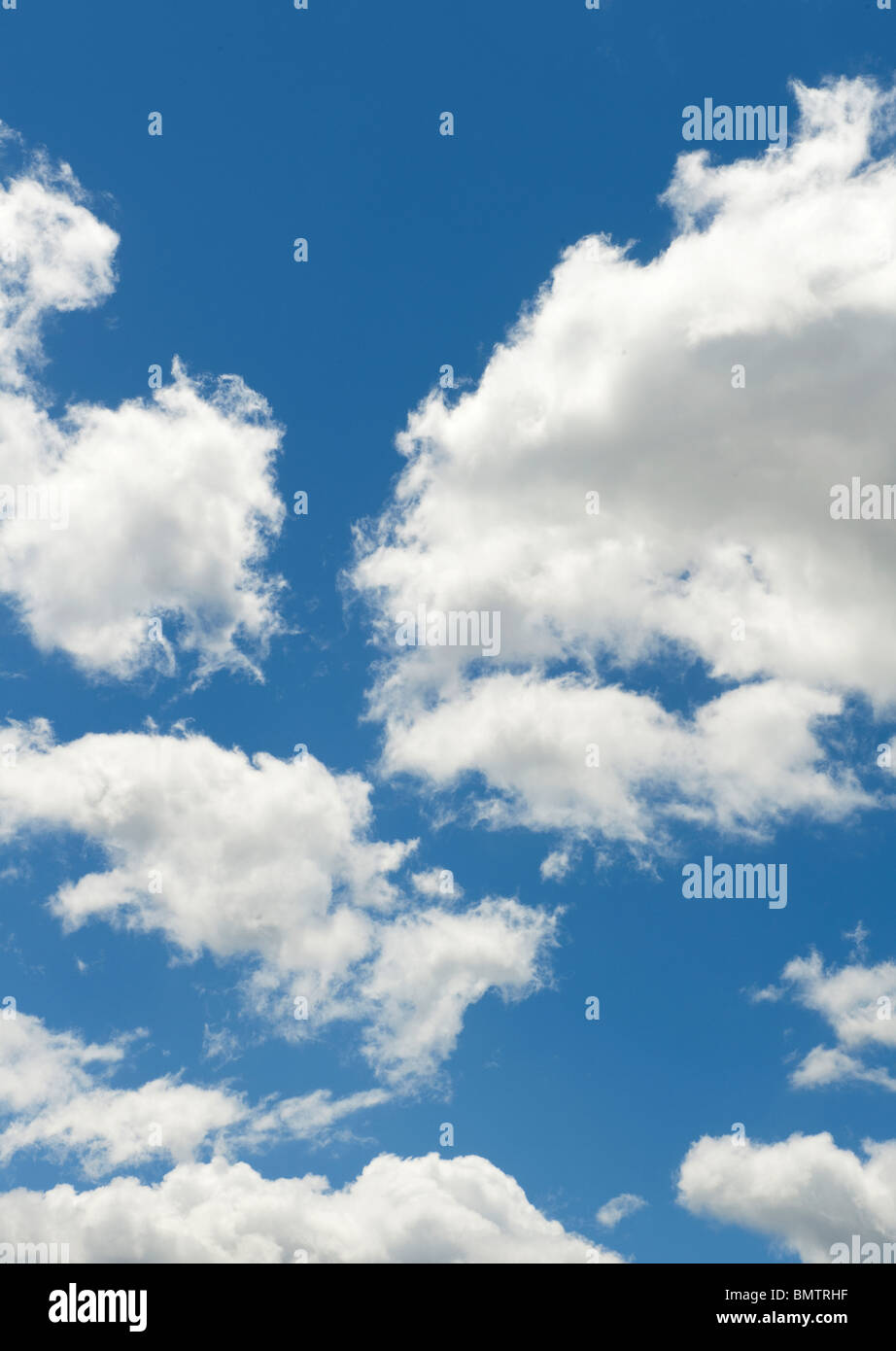 Il cielo blu con nuvole Foto Stock