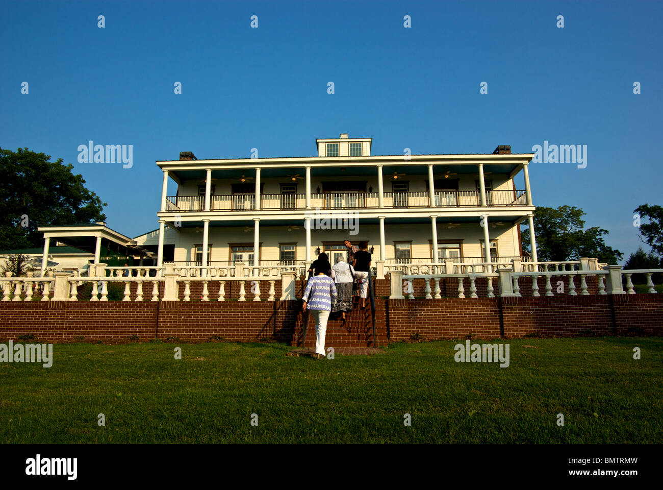 I visitatori a piedi salendo le scale che portano al Coffee plantation Manor House a caddo Lago LA Foto Stock