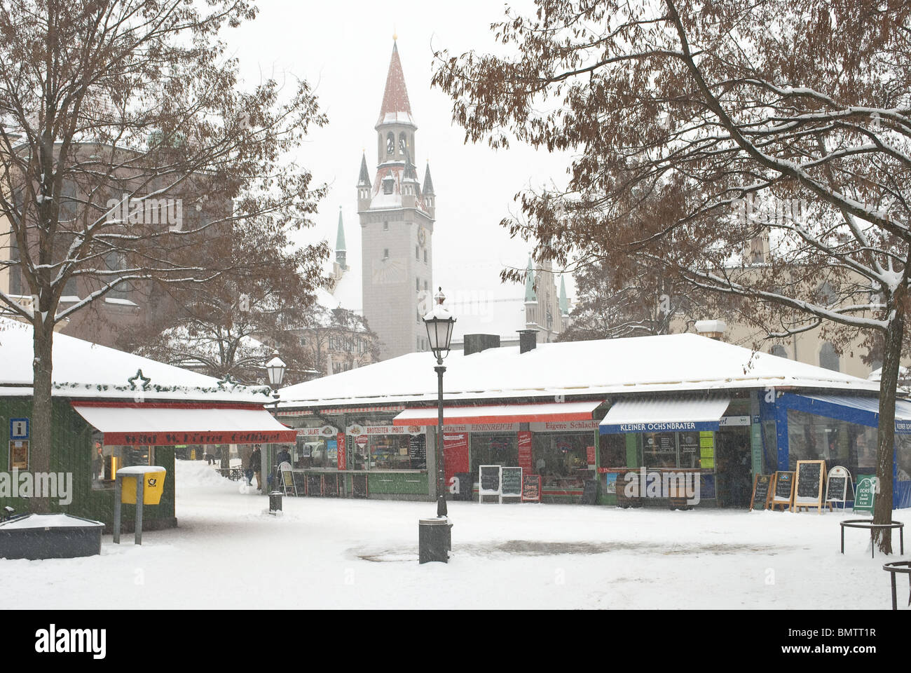 Snowy giorno al mercato alimentare di Monaco di Baviera, Germania Foto Stock