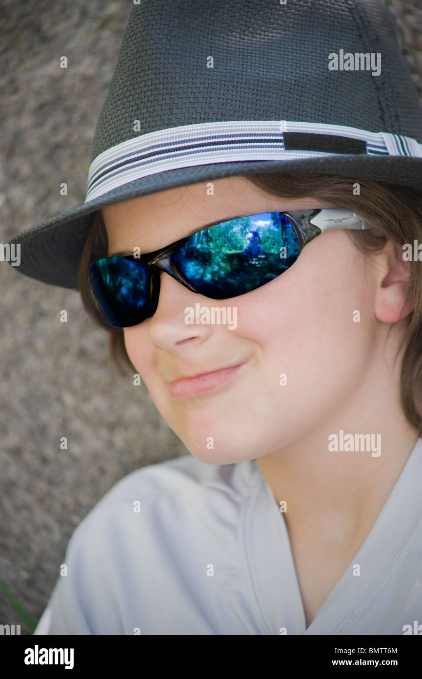 Signor 884 con snap-colmato hat, mirroring di occhiali da sole e mob-boss  espressione, Lora Carter potrebbe essere un mafioso in Ruidoso, Nuovo  Messico Foto stock - Alamy
