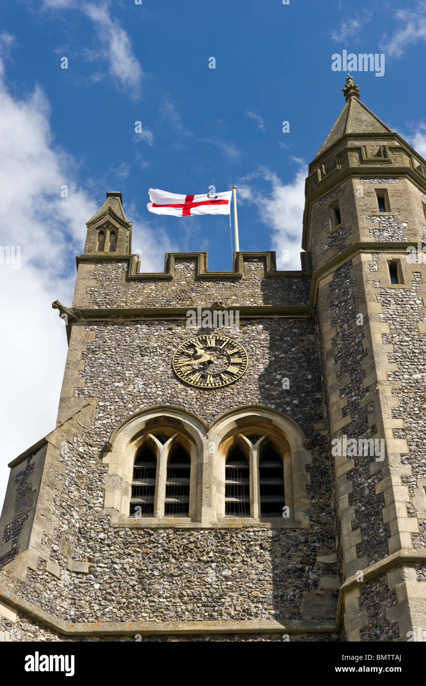 Nazionale Inglese di bandiera dalla chiesa la torre dell'orologio di St Mary's chiesa parrocchiale old Amersham Bucks REGNO UNITO Foto Stock