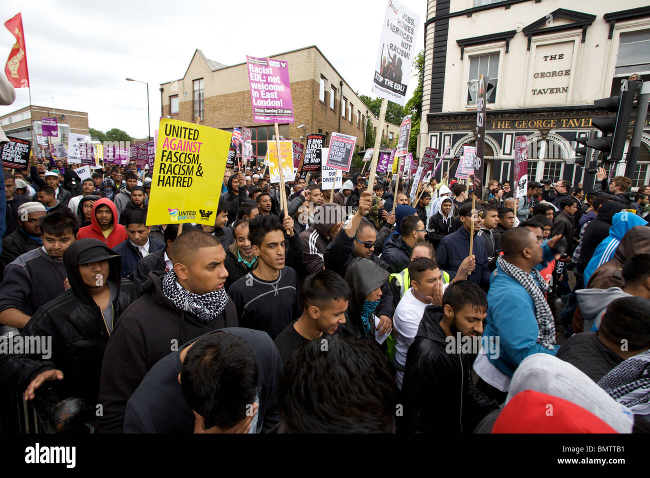 Anti fascista marcia di protesta attraverso la zona est di Londra, Inghilterra, Regno Unito. Foto Stock