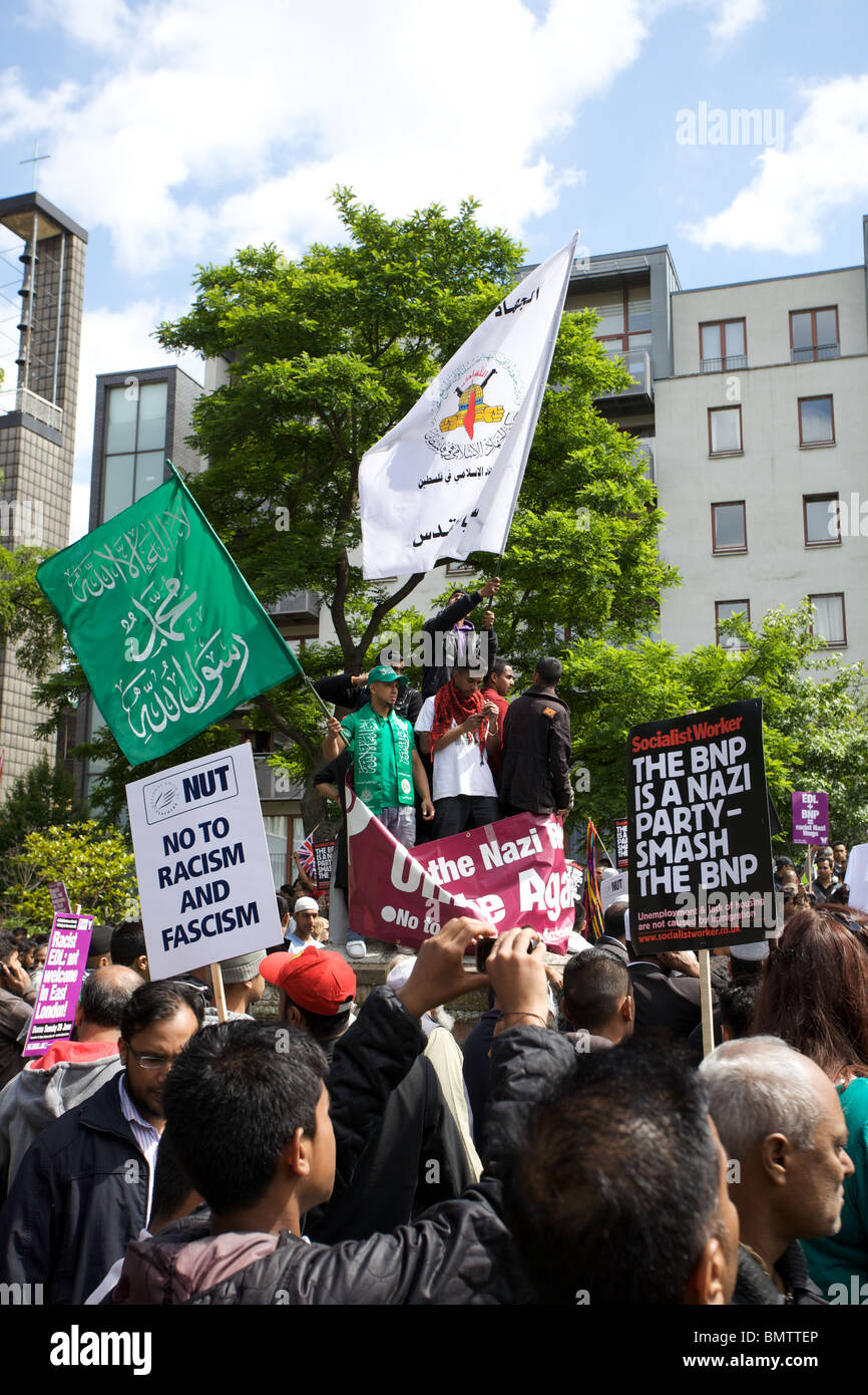 Anti fascista marcia di protesta attraverso la zona est di Londra, Inghilterra, Regno Unito. Foto Stock