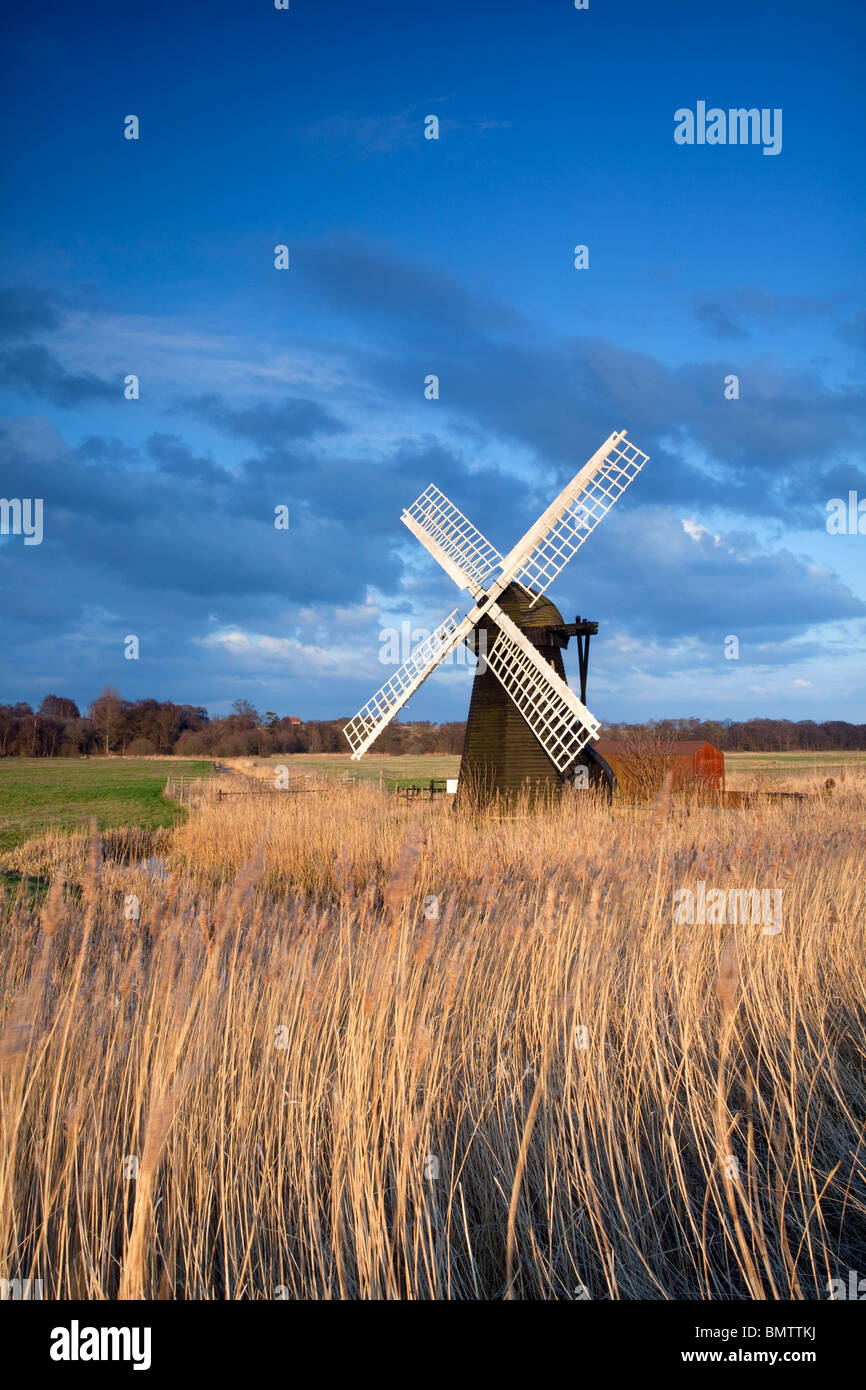 Drenaggio Herringfleet mill illuminata di ultima luce in Suffolk Foto Stock