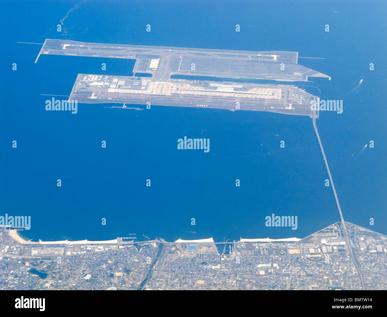 Le isole artificiali dell'Aeroporto Internazionale di Kansai (KIX) viste da 10´000 metri di altitudine (aereo), Osaka JP Foto Stock