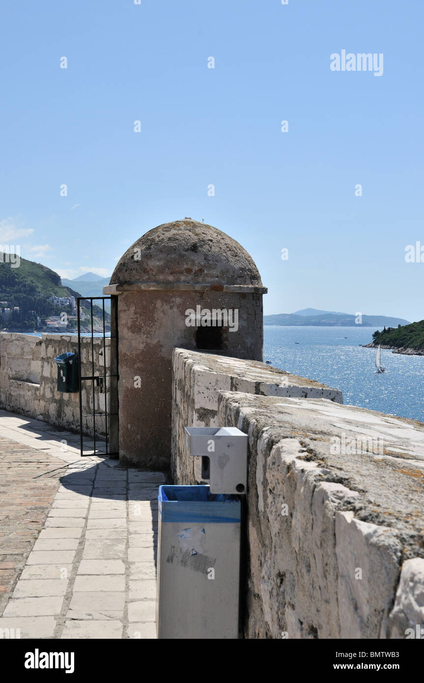 Una garitta che guarda al mare dalle mura della città vecchia di Dubrovnik Foto Stock