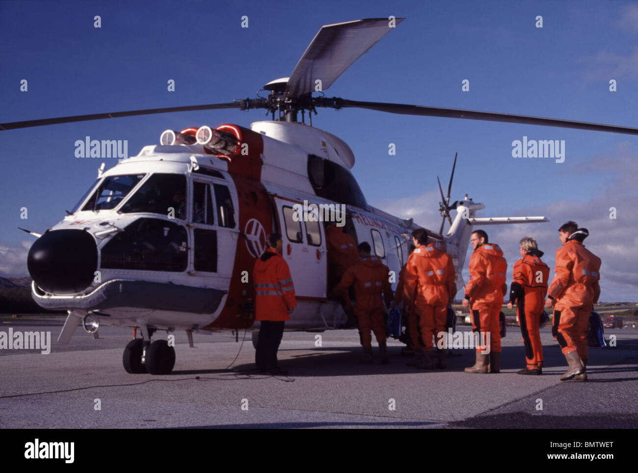 Oil Rig equipaggio riggers imbarco trasferimento in elicottero da Bergen a mare del Nord Foto Stock