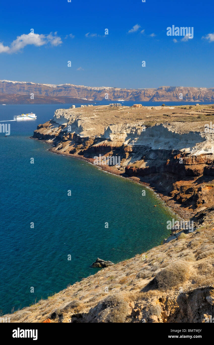 Vista dal Kap Akrotiri faro verso Fira sull isola di Santorini, Grecia. Foto Stock