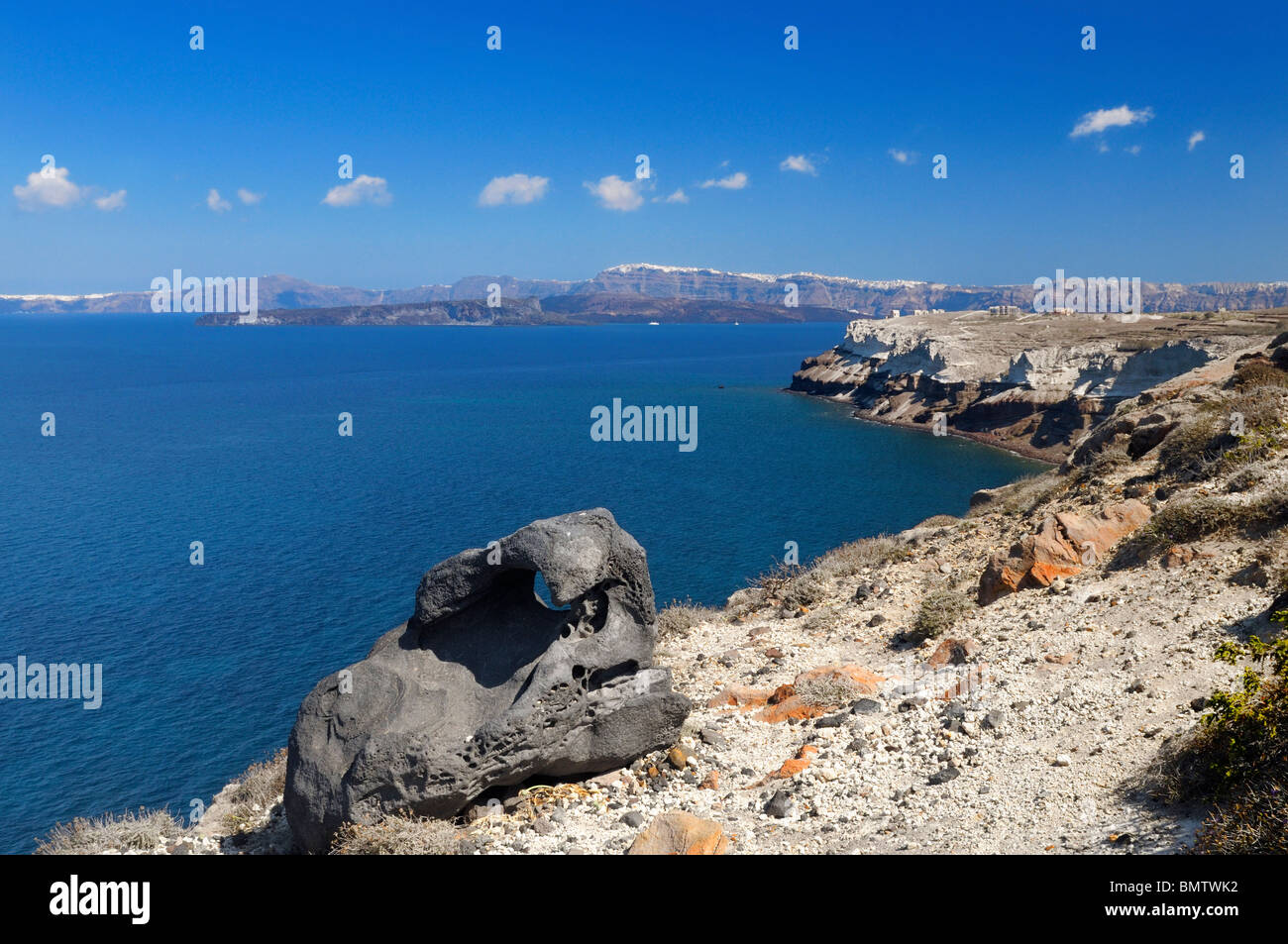 Vista dal Kap Akrotiri faro verso Fira sull isola di Santorini, Grecia. Foto Stock