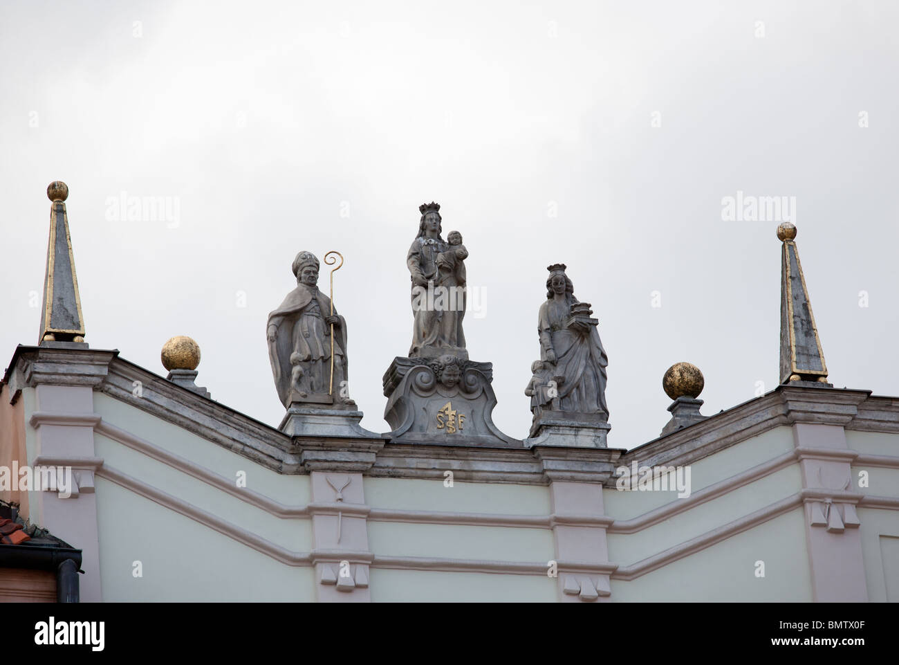 Statue sul tetto di vecchie case nella piazza principale della città vecchia a Varsavia Polonia Foto Stock