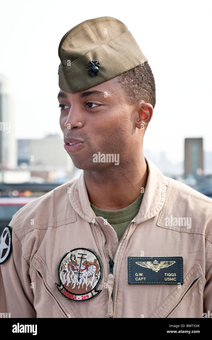 Sorridente giovane nero US Marine Corps cavalletti pilota sul ponte di volo della USS Iwo Jima durante la settimana della flotta nella città di New York Foto Stock