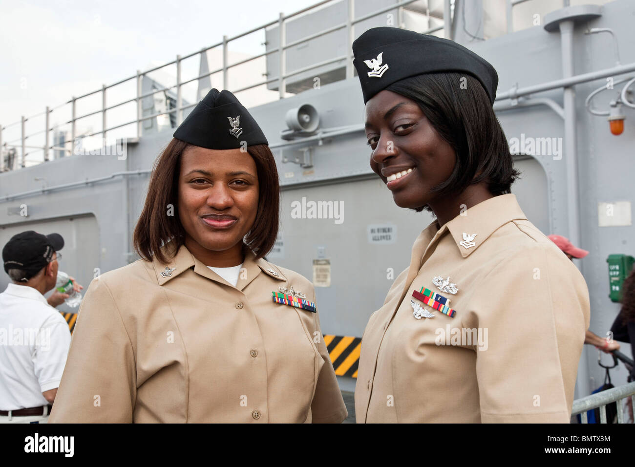 Due fieri giovane nero servicewomen indossando nuovo US Marine Corps abito uniforme sul ponte della USS Iwo Jima durante la settimana della flotta di New York Foto Stock