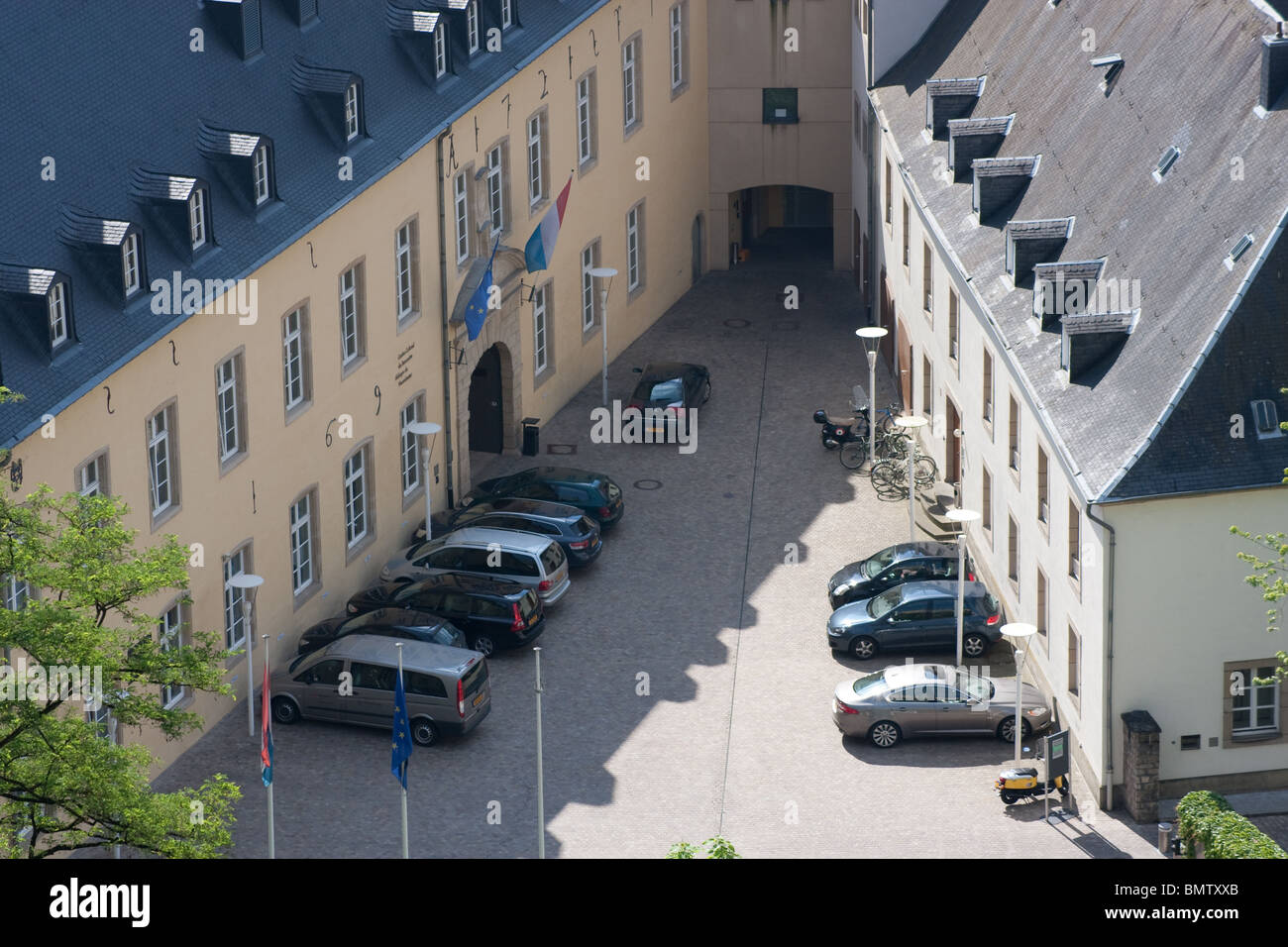 Chateau stile uffici moderni automobili parcheggiate cortile Foto Stock