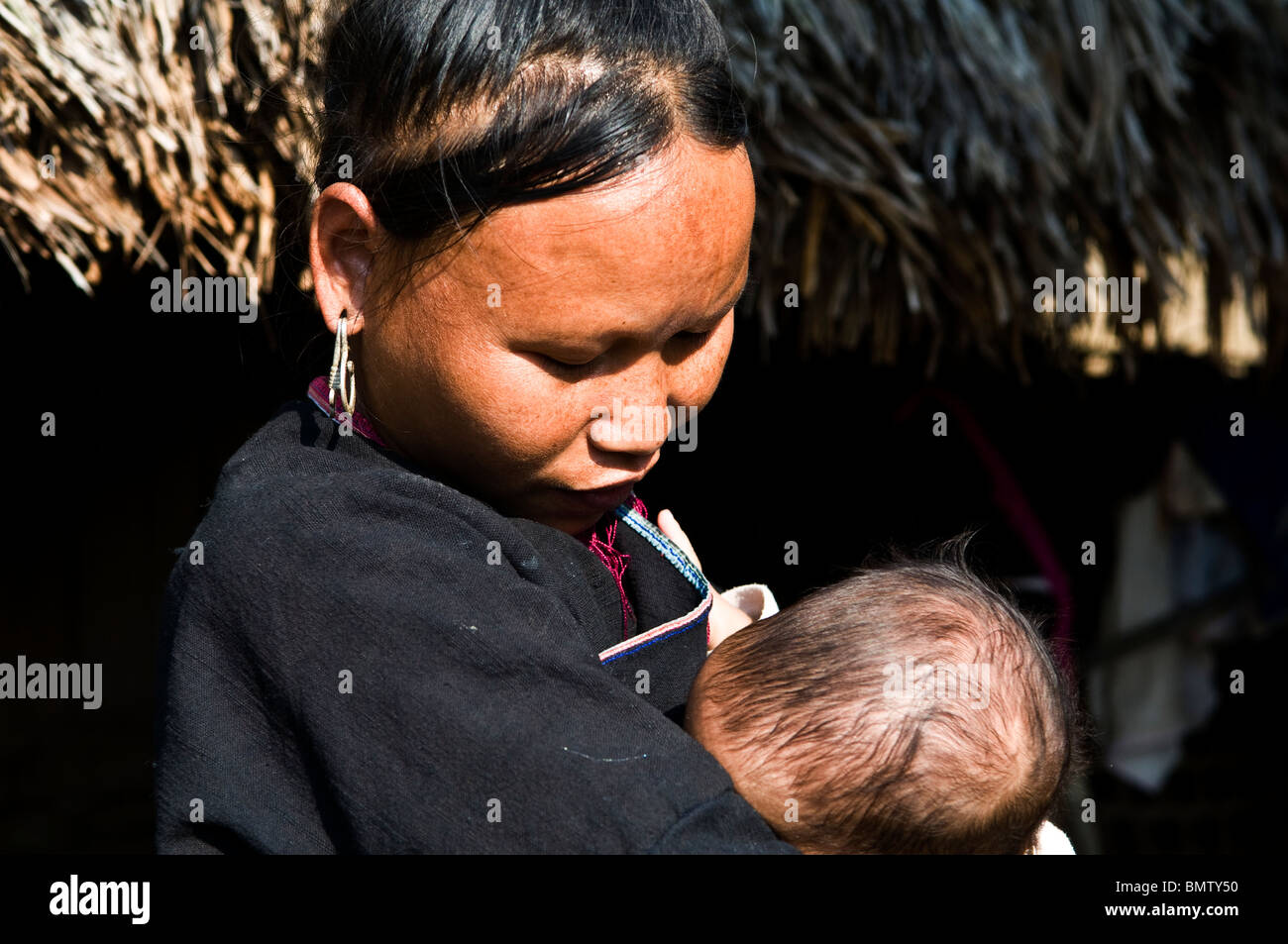 Un Lanten Yao donna con il suo bambino. Il Lanten Yao donne sradicherò i peli delle sopracciglia. Il Lanten Yao vivono nel nord del Laos & Yunnan Foto Stock