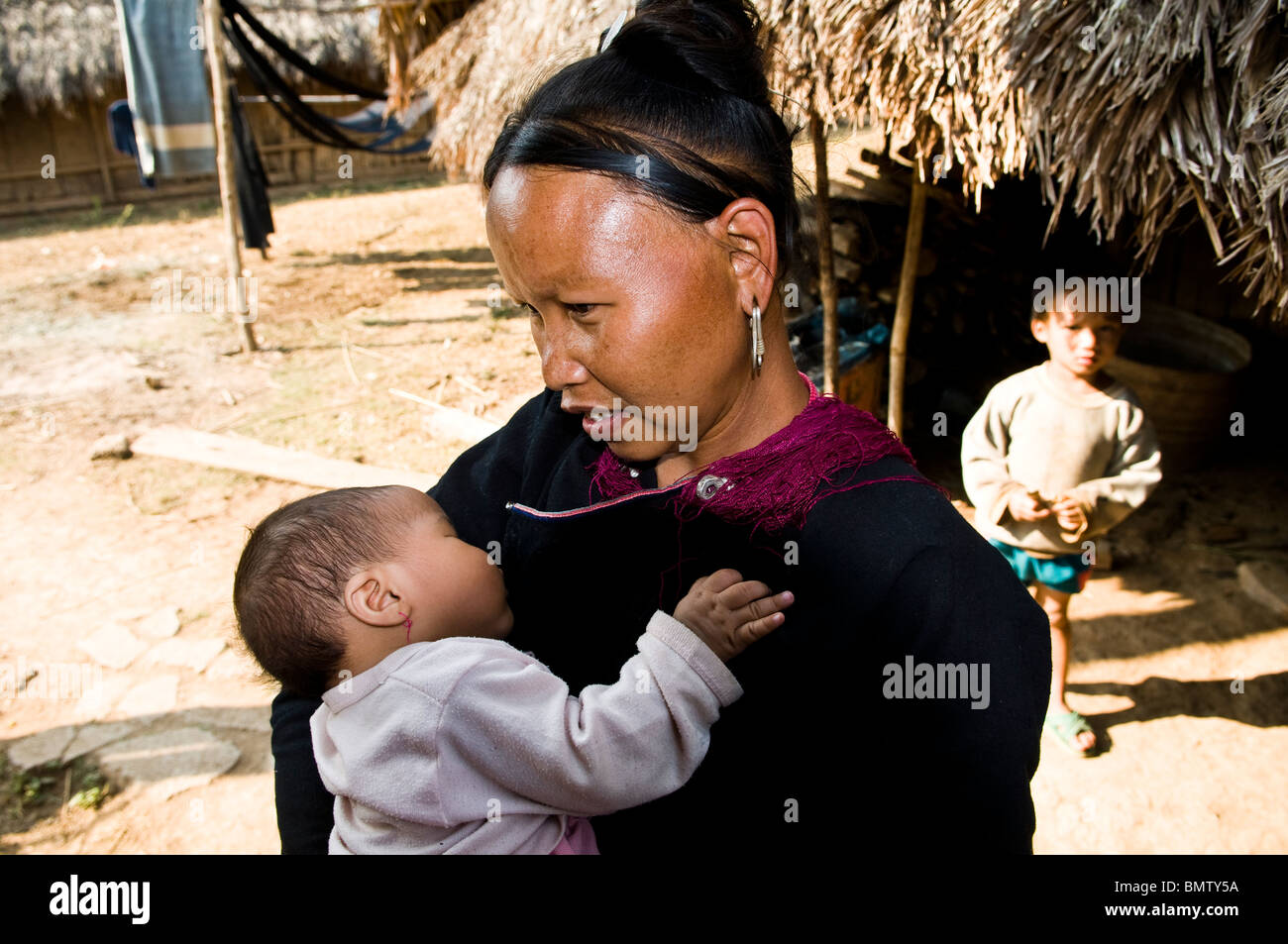 Un Lanten Yao donna con il suo bambino. Il Lanten Yao donne sradicherò i peli delle sopracciglia. Il Lanten Yao vivono nel nord del Laos & Yunnan. Foto Stock