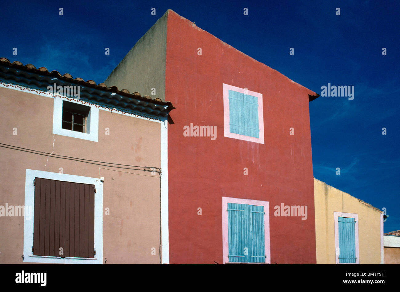 Colorata o colorata Red House & facciata gialla di case di villaggio Roussillon Luberon Parco Regionale Vaucluse Provence Francia Foto Stock