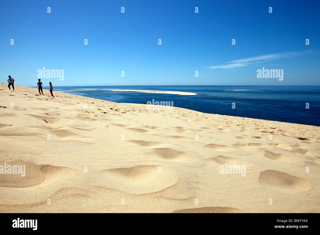 I turisti la scalata la Grande Duna del Pyla, la baia di Arcachon, Francia Foto Stock