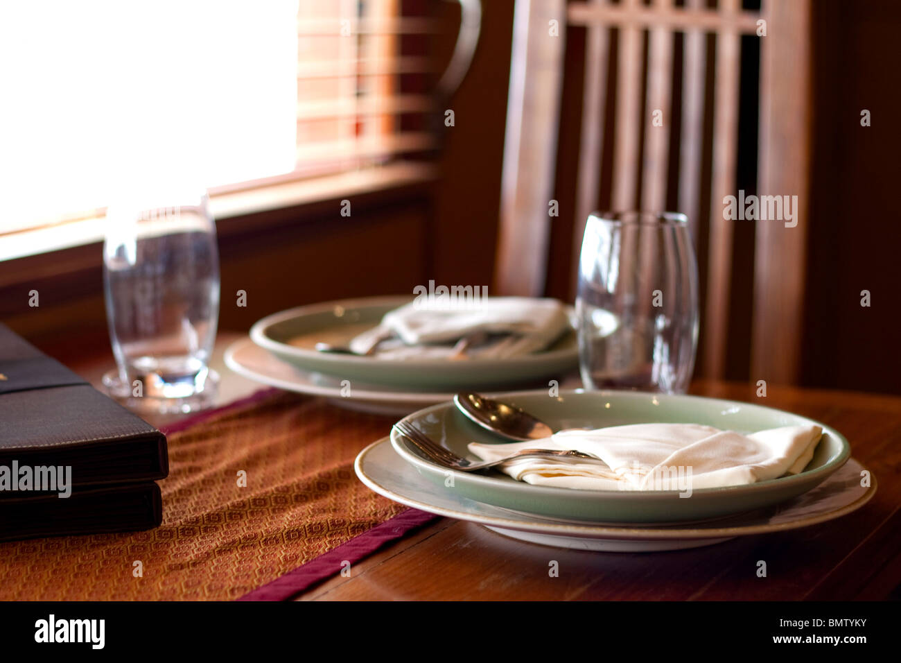 Impostazione tabella per due nel ristorante con la luce ambiente da finestra Foto Stock