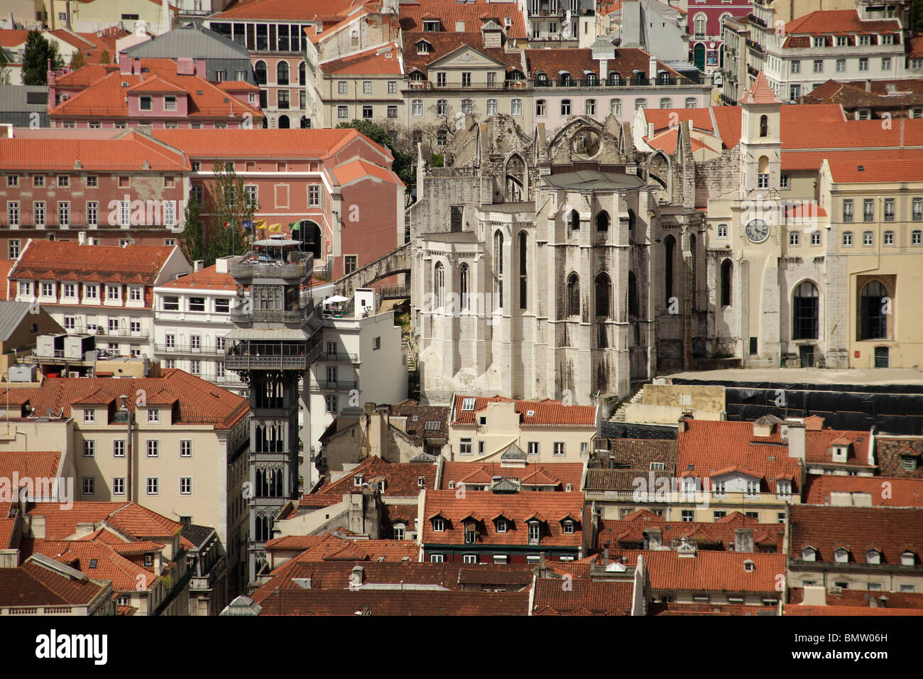 Ascensore Elevador de Santa Justa e le rovine della chiesa Igreja do Carmo a Lisbona, Portogallo, Europa Foto Stock