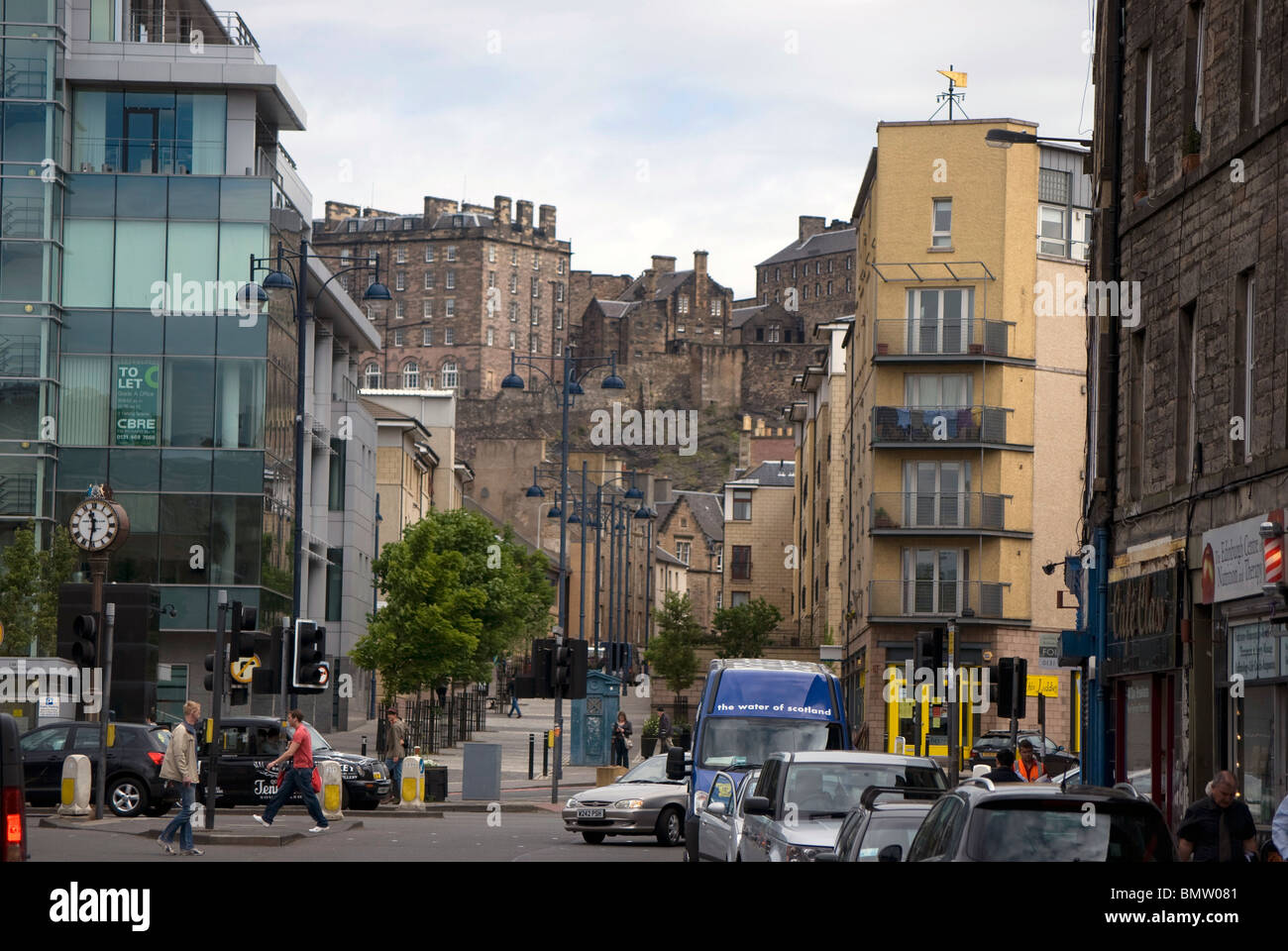 Il Tollcross area di Edimburgo con il castello in background, Scozia. Foto Stock
