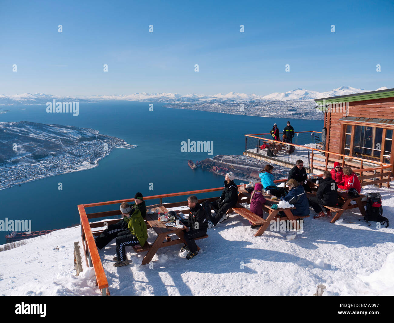 Gli appassionati di sport invernali godetevi il sole sulla montagna Fagernes-Fjellet alto sopra la città di Narvik e la Ofotfjord. Foto Stock