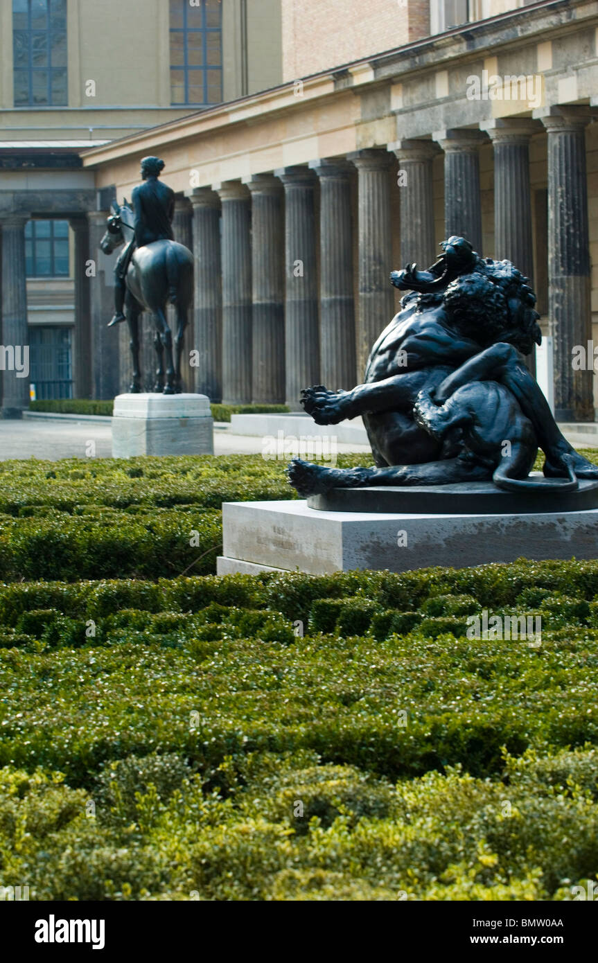 Statue al di fuori il Neues Museum di Berlino Germania Europa Foto Stock