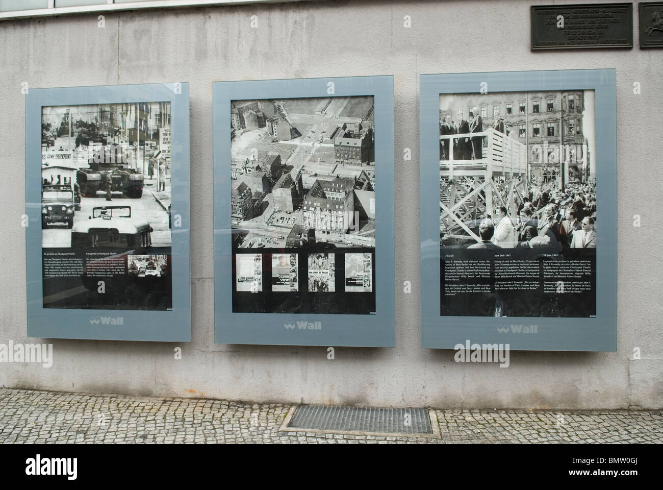 La seconda guerra mondiale le foto visualizzare il Checkpoint Charlie Friedrichstrasse Berlino Germania Foto Stock