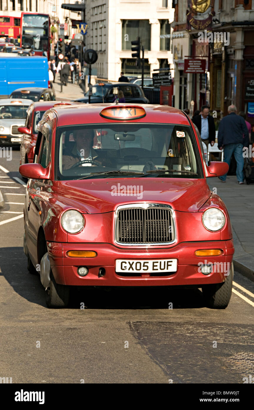 Taxi rosso nella città di Londra Foto Stock